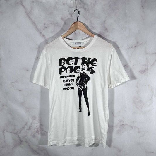 Hysteric Glamour x Bettie Page ‘Broad Minded’ Print Tee